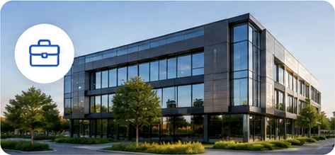 Immeuble de bureaux vitré entouré d'espaces verts
